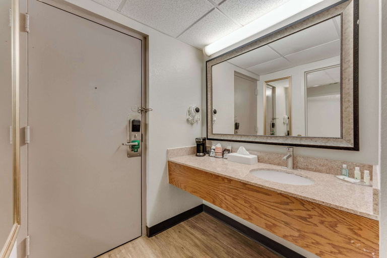 Bathroom 5, Quality Inn Easton, Northampton