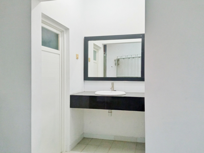 Bathroom 3, RedDoorz @ Hotel DPraya Pati, Pati