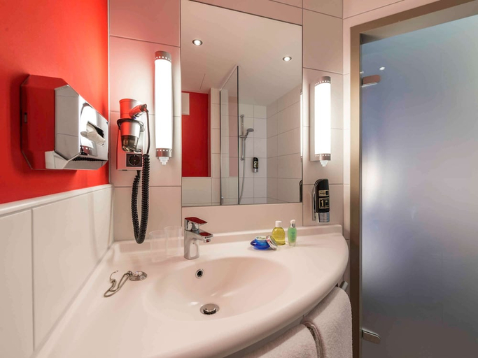 Bathroom 4, ibis Muenchen City Ost, München