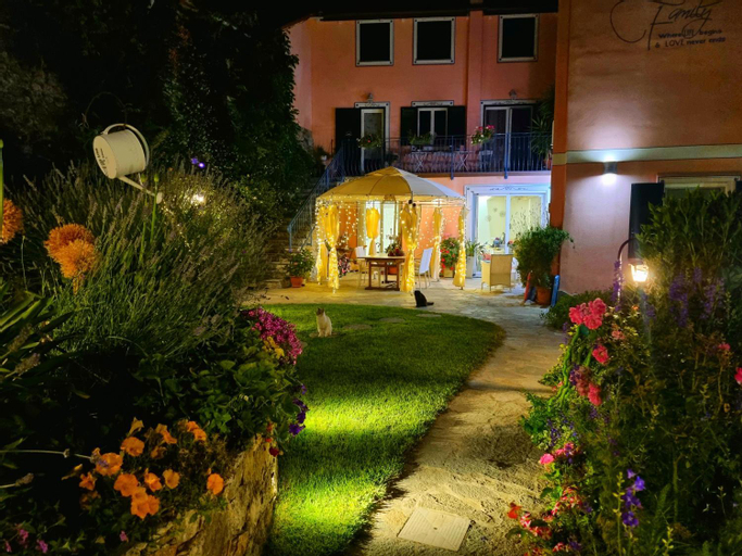 Exterior 3