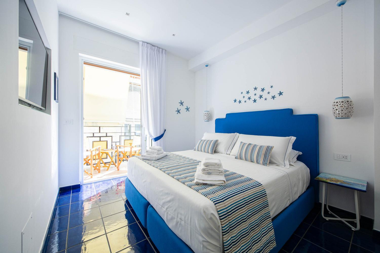 Others 5, 4blu Camere Marine, Salerno