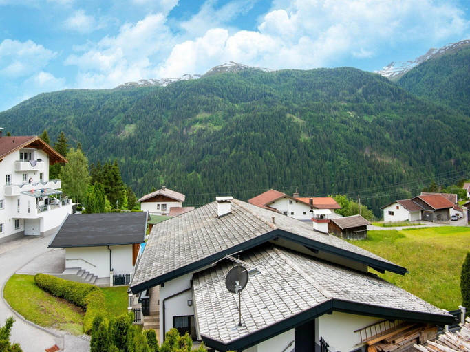 Exterior & Views 2, Apartment in Strengen Near Ski Bus, Landeck
