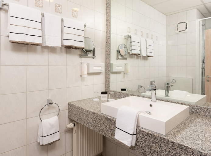 Bathroom 3, NOVINA HOTEL Südwestpark Nürnberg, Nürnberg
