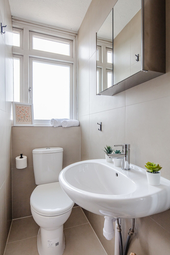 Bathroom 2, Charming 4BR River Thames & Tate Britain, London