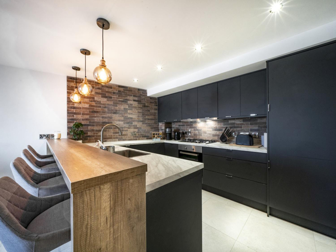 Others 3, Stunning 1BR Apt in No. 1 Location Free Parking - Pass the Keys, Belfast