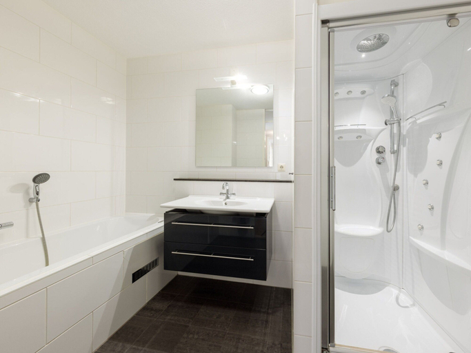 Bathroom, Modern Apartment 500 m From the Centre of Scheveningen, Den Haag