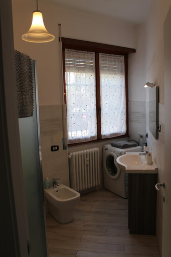 Bathroom 2, Arcobaleno in Stazione, Varese