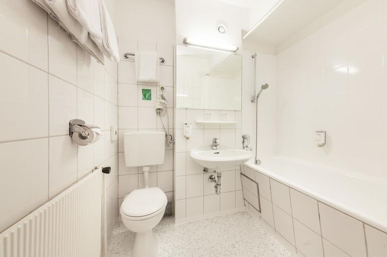 Bathroom 5, Sure Hotel by Best Western Muenchen Hauptbahnhof, München