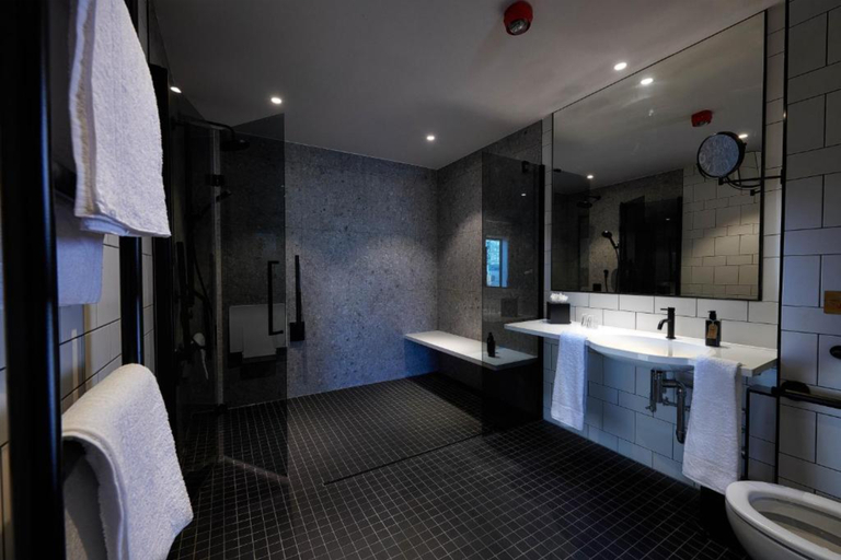 Bathroom 5, voco MANCHESTER - CITY CENTRE, Manchester