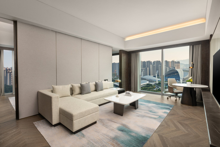 Crowne Plaza JIANGMEN BINJIANG Room Type - 1 King 1 Bdrm Living Area Lake View