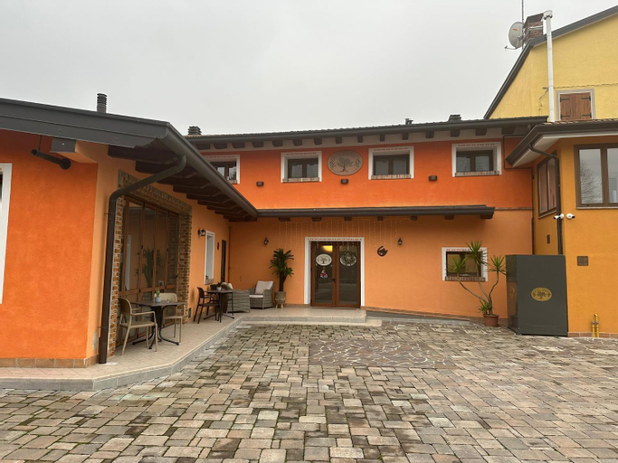 Exterior 6