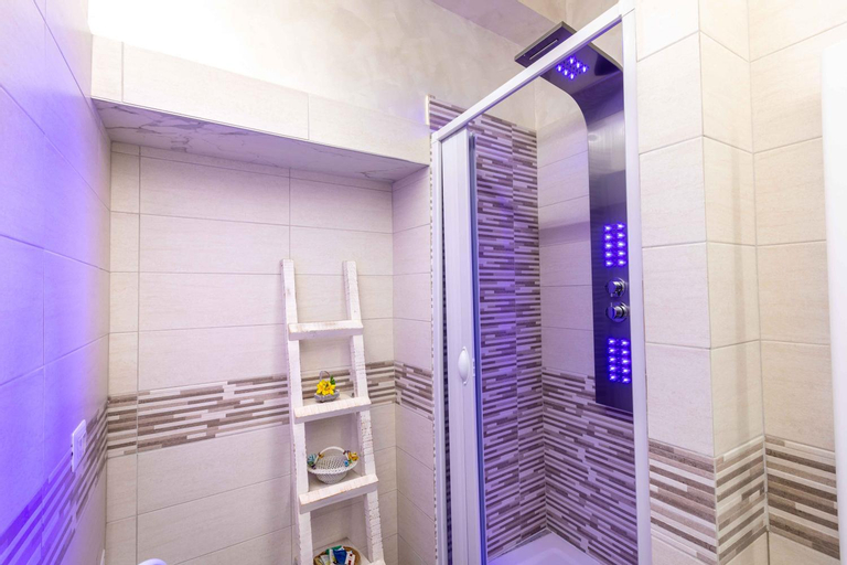Bathroom 10