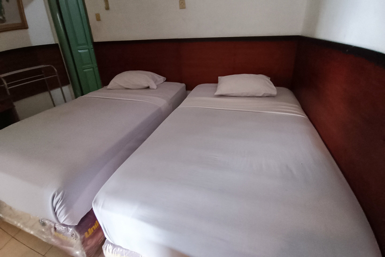 Bedroom 4, OYO 94082 Hotel Gurita, Solo