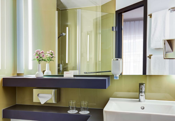 Bathroom 5, IntercityHotel Hamburg-Altona, Hamburg