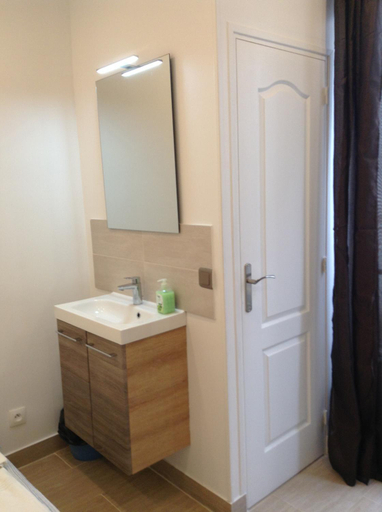 Bathroom 3, Hotel Richard, Paris