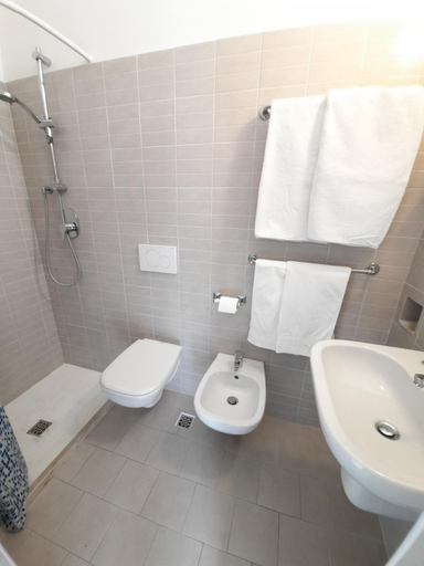 Bathroom 3, Hotel Bing, Rimini