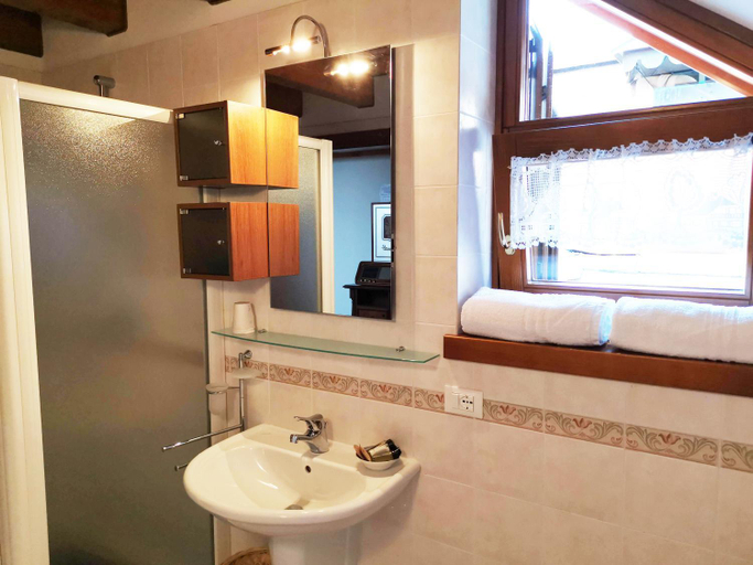 Bathroom 3, Larici Rooms, Vicenza