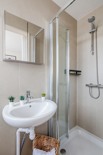 Bathroom 3, Charming 4BR River Thames & Tate Britain, London