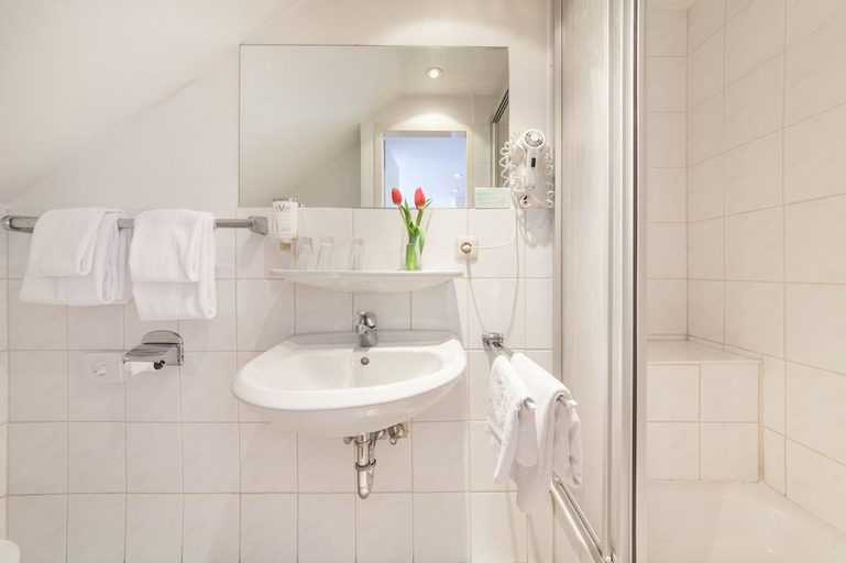 Bathroom 4, Hotel Garden, Bremen