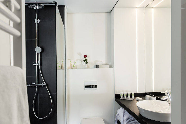 Bathroom 5, Airport Plaza Hotel Hamburg, Segeberg