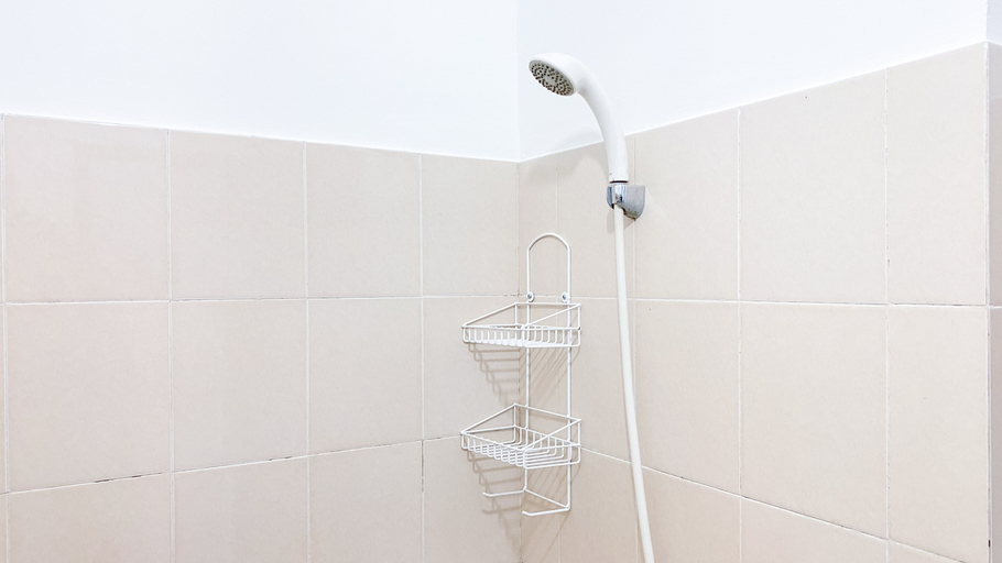 Bathroom 5, Homey and Comfortable 2BR Tifolia Apartment By Travelio, East Jakarta