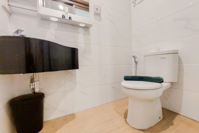 Bathroom 5, Simple and Cozy Stay Studio Sky House Alam Sutera Apartment By Travelio, Tangerang