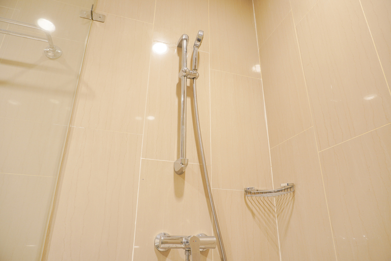 Bathroom 5, Nice and Comfort 2BR Apartment at The Kencana Residence By Travelio, Jakarta Selatan
