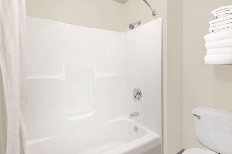 Bathroom 4, Super 8 by Wyndham Bolivar, Polk