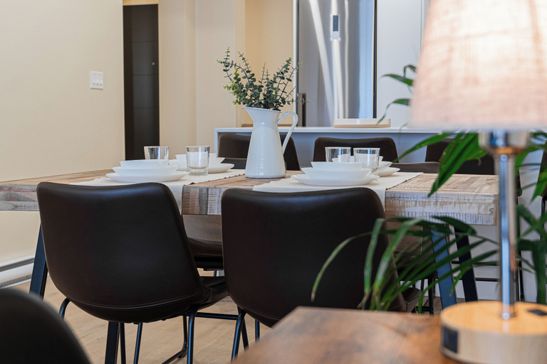 Food & Drinks, Namaste Suites, Montréal