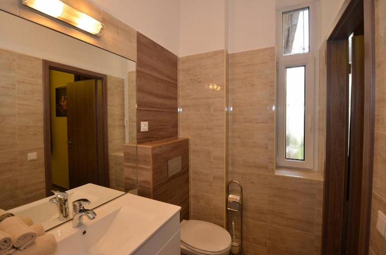 Others 4, Fig Tree House, Budapesti