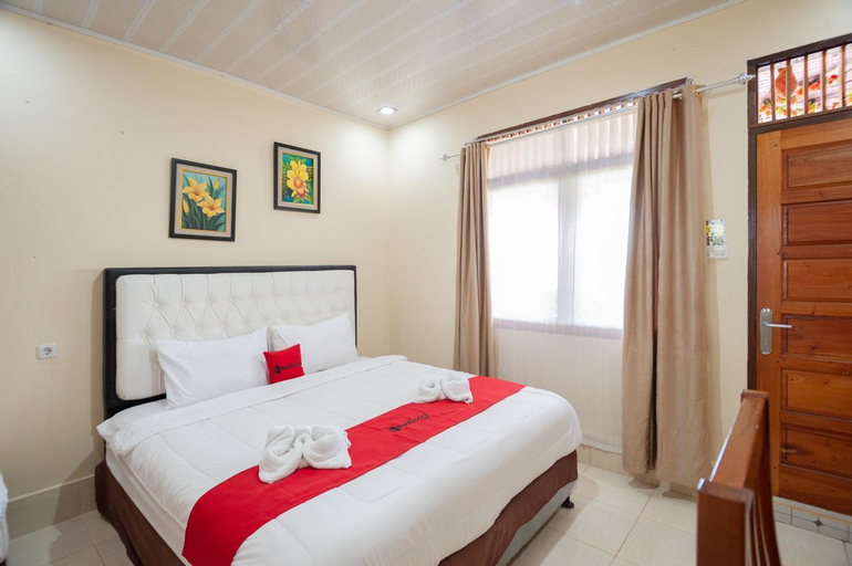 Bedroom 2, Reddoorz Syariah near tirtasari sonsang dan banto royo, Agam