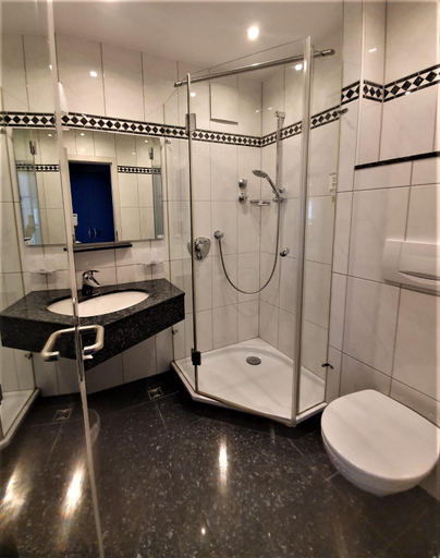 Bathroom 2, Dreispitz -B&B-Hotel Garni, Main-Taunus-Kreis