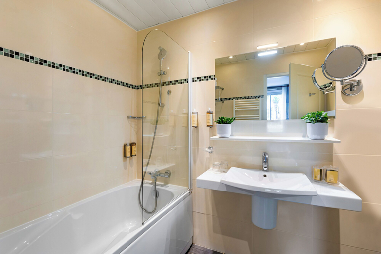 Bathroom 5, Castel Clara Thalasso & Spa, Morbihan