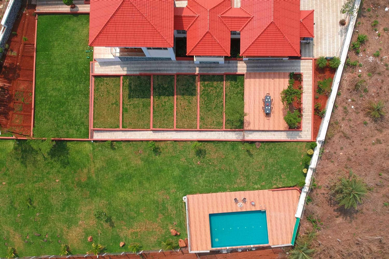 Casa Paun by StayVista - A lake-view villa with Infinity pool, Modern interiors & an amphitheatre, Pune