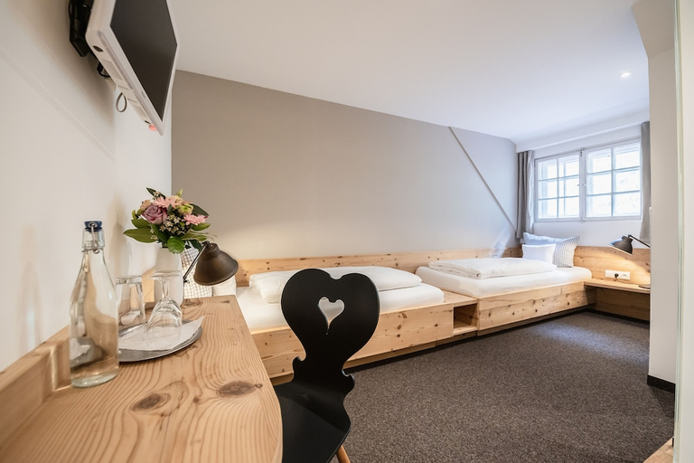 Bedroom 3, Hotel Blaue Gams ***S, Garmisch-Partenkirchen