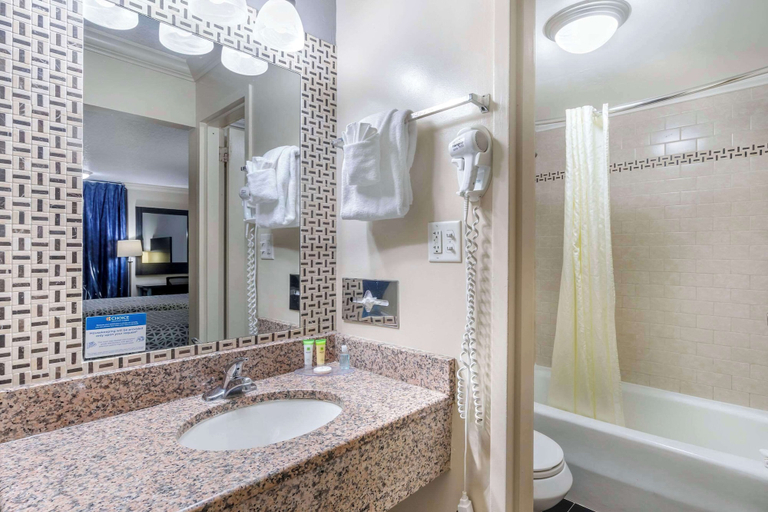 Bathroom 5, Suburban Studios International Drive, Orange