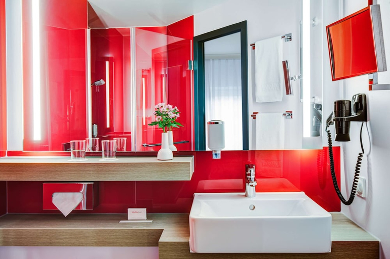 Bathroom 5, IntercityHotel Hamburg-Altona, Hamburg