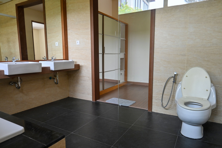 Bathroom 12