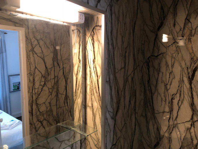 Bathroom 3, Bell Gate House, Leicester