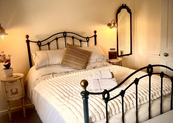 Bedroom 2, 18th Century With Stunning Views in Snitterfield, Warwickshire