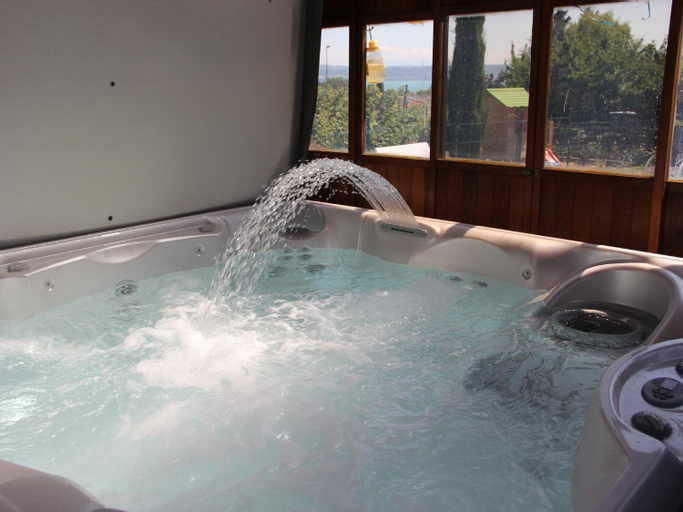 Sport & Beauty 2, chez moumie studio espace vert piscine jacuzzi, Boudry