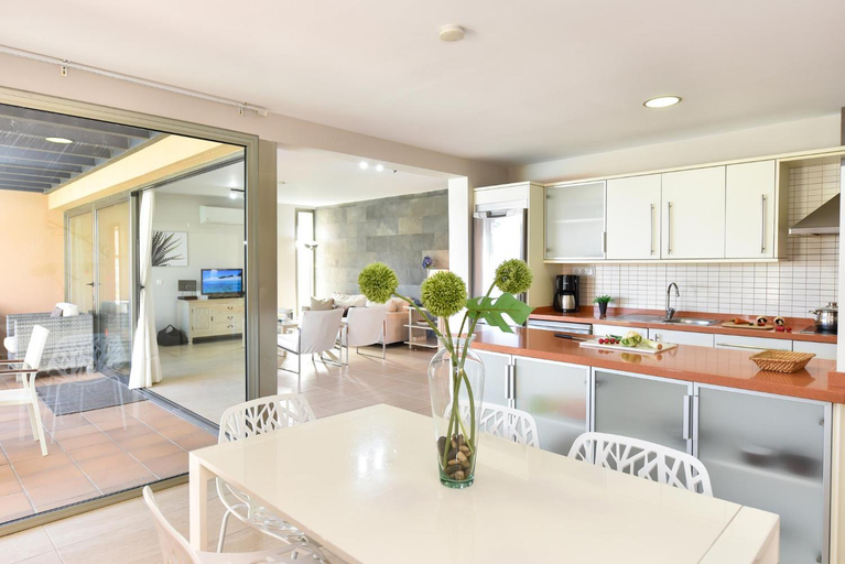 Kitchen 2, Sunshine by VillaGranCanaria, Las Palmas