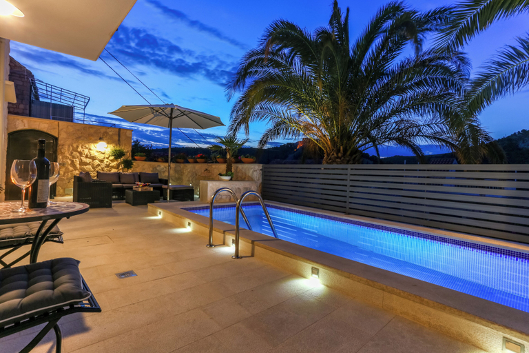 Sport & Beauty 5, Villa Capitis in the Centre - Private Pool Villa & Balcony Apartment with Amazing view (No Pool), Hvar