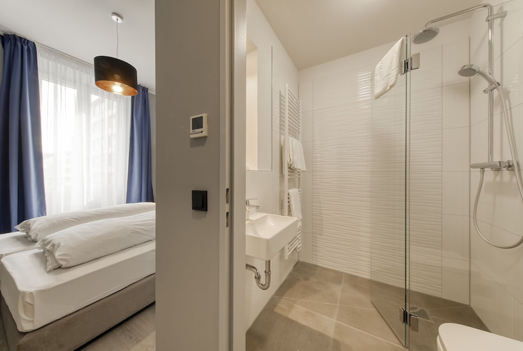 Bedroom 3, Smart Stay Hotel Station, München