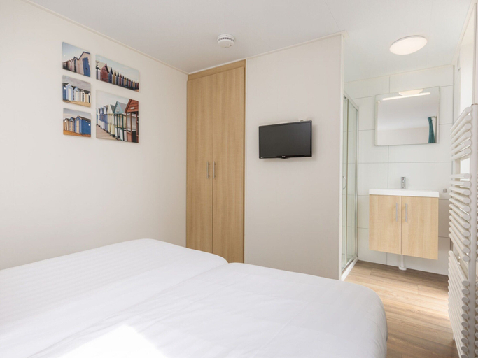 Room 2, Modern Lodge With two Bathrooms, Near the Beach, Zijpe