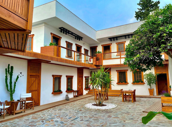 Exterior & Views