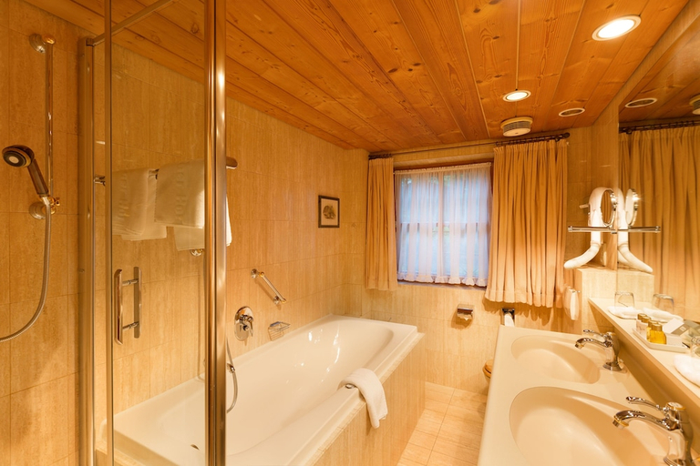 Bathroom 4, REINDL'S PARTENKIRCHNER HOF, Garmisch-Partenkirchen