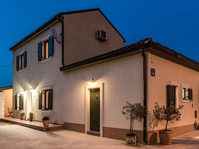 Exterior & Views, Apartment With Private Pool in Pula, Pula