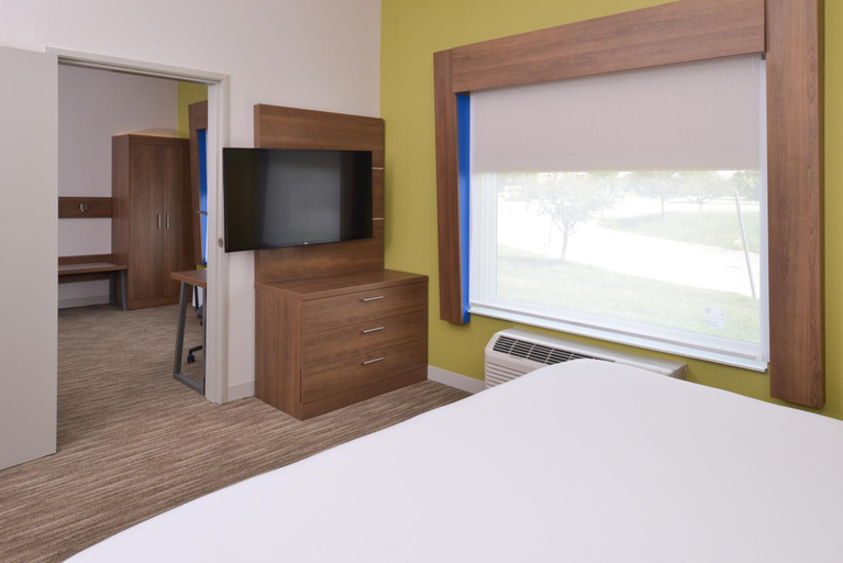Bedroom 2, Holiday Inn Express & Suites Omaha - 120th and Maple By IHG, Douglas