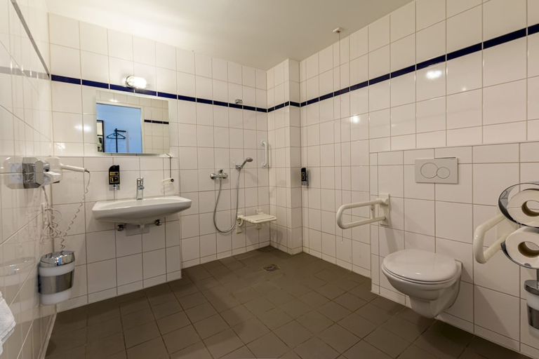 Bathroom 5, a&o Munich Laim, München